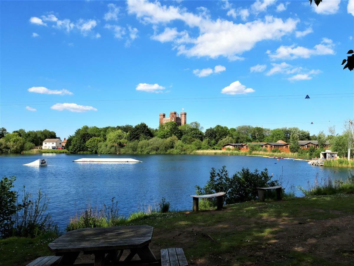 Luxury 2019 8 Berth Caravan With Hot Tub @ Tattershall Lakes Exterior foto